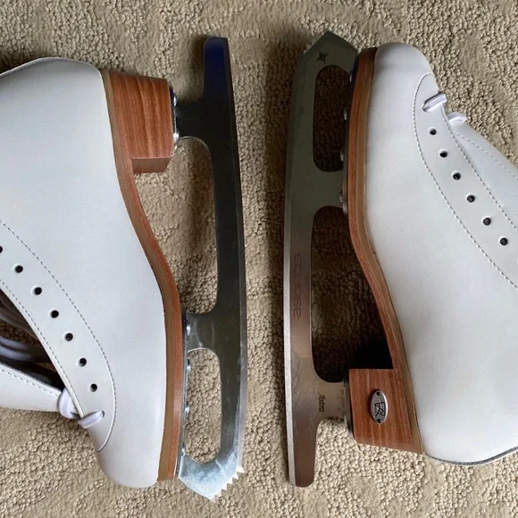 NEW IN BOX Riedell | Flair 910 Ice Skates Size 4 with Eclipse Astra 9 1/4” Blade - Picture 8 of 17